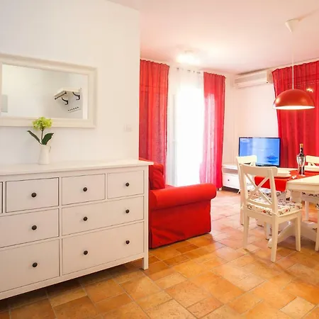 Lyra Apartment *